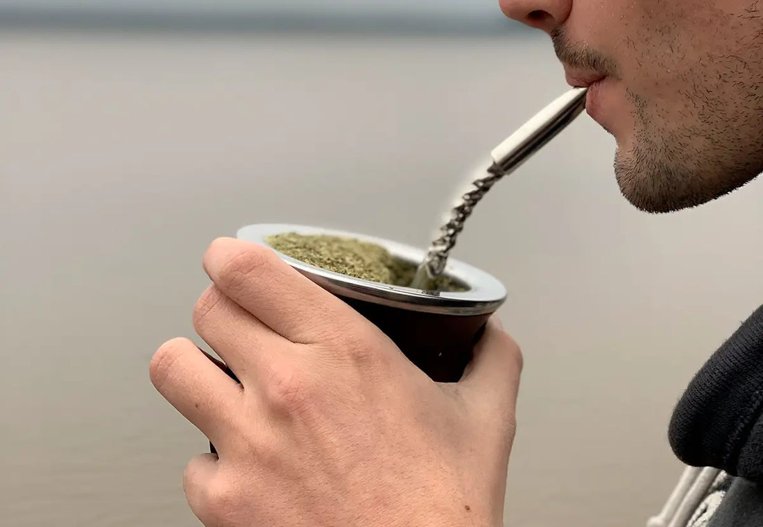 Persona bebiendo mate de calabaza