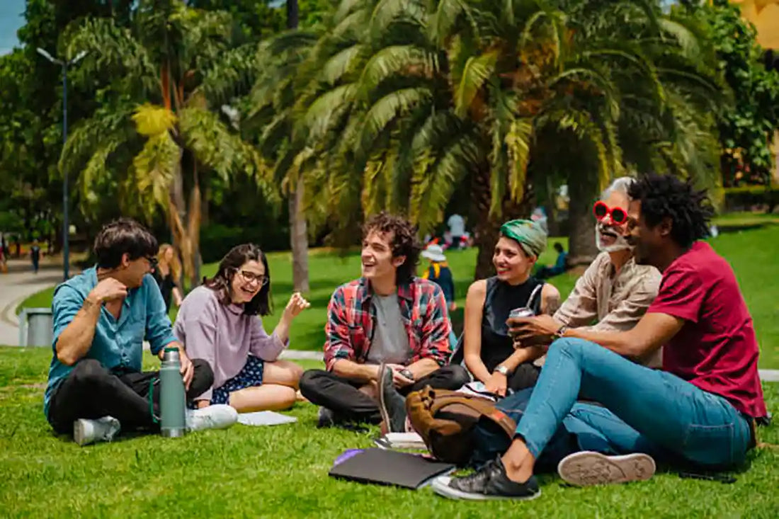 Grupo de amigos bebiendo mate en el parque