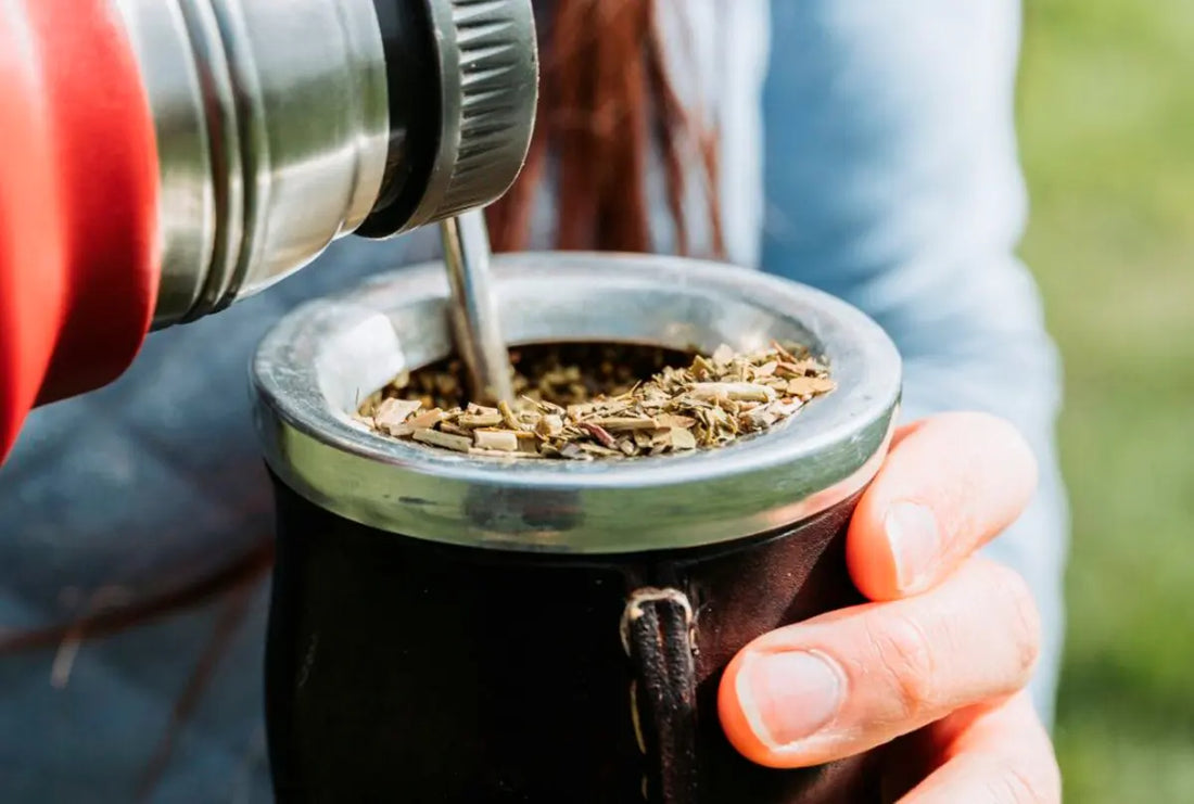 Persona cebando yerba mate