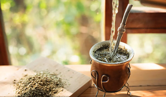 Mate cebado con yerba mate a granel al lado