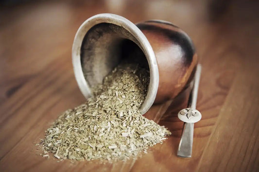 Mate de calabaza con yerba mate a granel dentro 