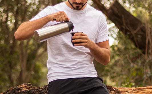 Persona cebando un mate de calabaza