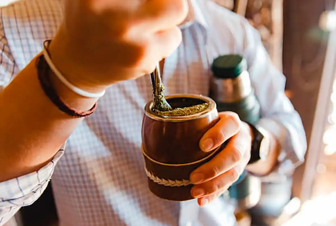 Persona colocando bombilla en un mate preparado