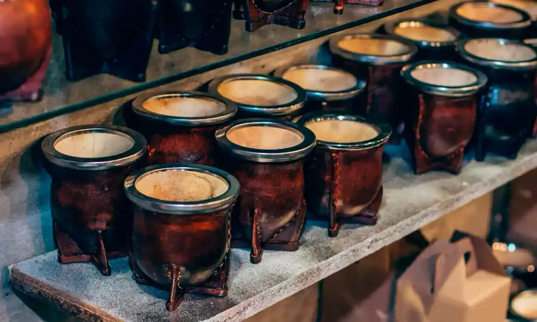 Diferentes mates de calabaza forrados en cuero en estantería