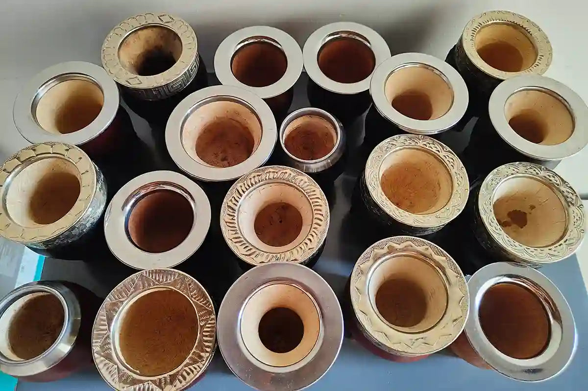 Diferentes tipos de mates de madera y calabaza