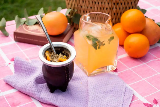 Mate frío preparado con zumo de frutas sobre mantel