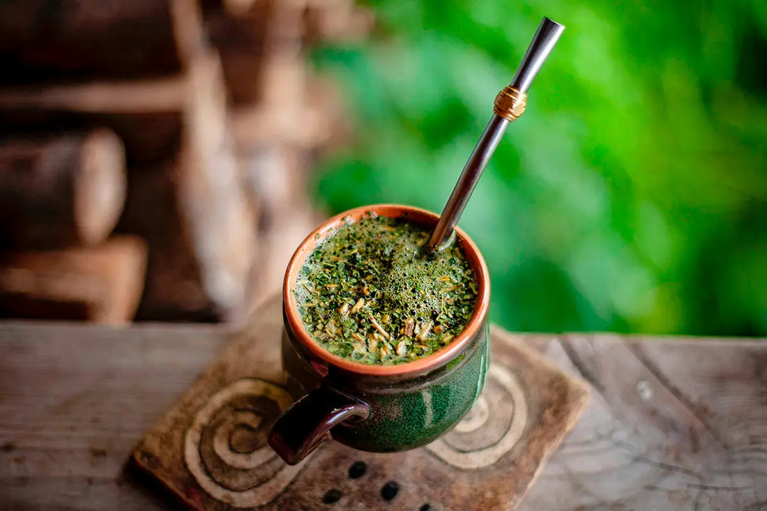 Mate preparado en una mesa