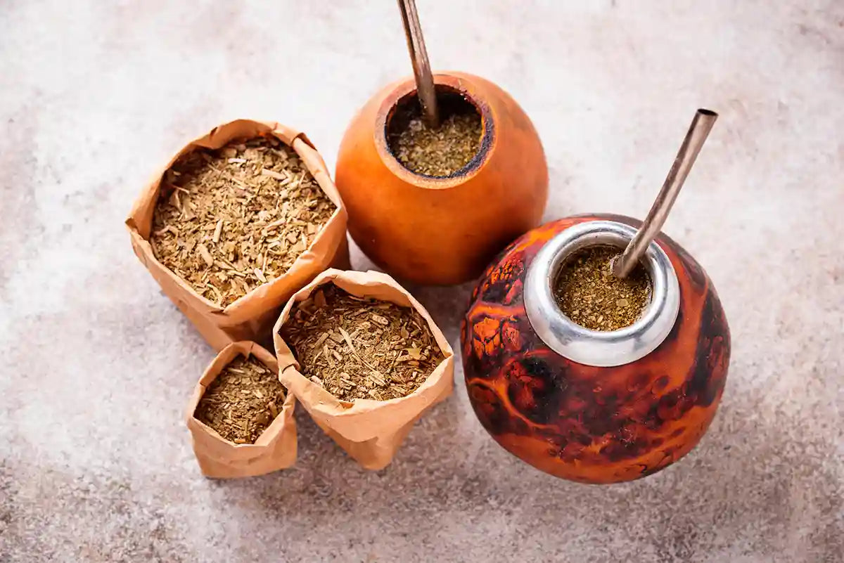 Dos tipos de mates de calabaza con yerba mate a granel al lado