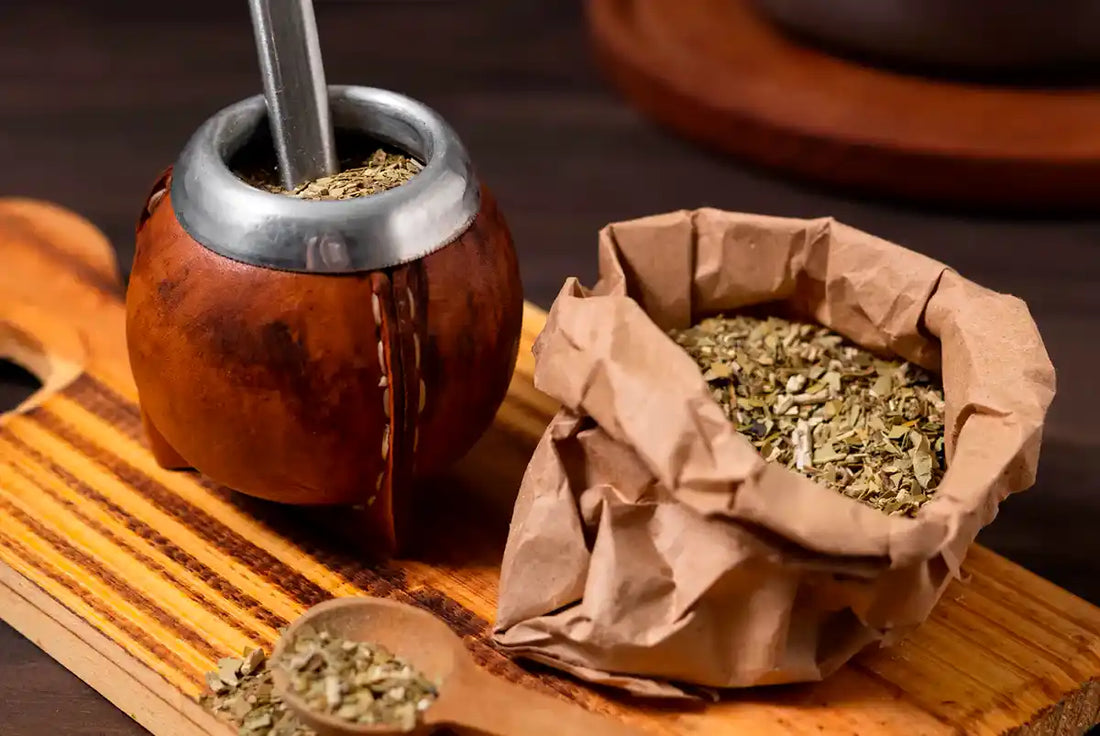 Mate torpedo preparado con yerba mate a granel al lado