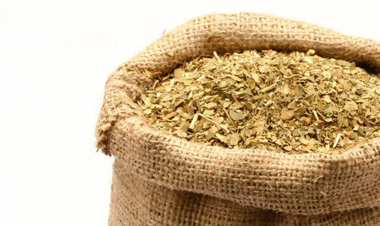 Bolsa de yerba mate sobre fondo blanco