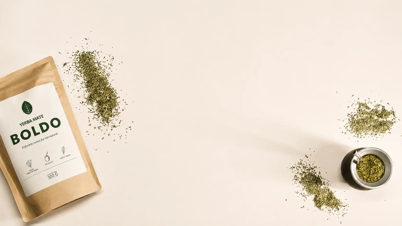 Paquete de yerba mate Boldo sobre una superficie clara, con hojas de yerba esparcidas y un mate con bombilla