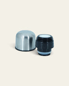Tapa de acero inoxidable y tapón hermético negro para mate listo Boldo sobre fondo claro