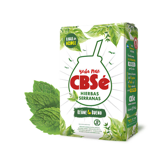 Paquete de yerba mate CBSé Hierbas Serranas. A su lado lo acompañan hojas de hierbas serranas.